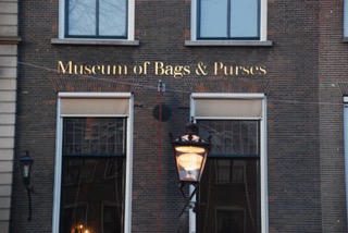 Exterior of the Museum of Bags & Purses with a street lamp.